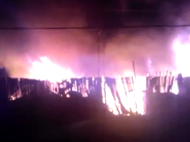 Incêndio atinge estabelecimento em Caruaru (Foto: Reprodução/ Cinegrafista Amador/ TV Asa Branca)