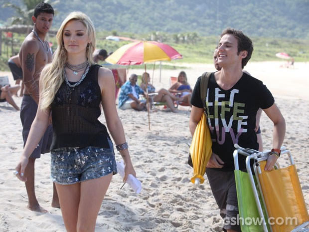 Isabelle Drummond E Ana Terra Blanco Exibem Corpaços Em Gravação Na Praia Extras Geração Brasil 