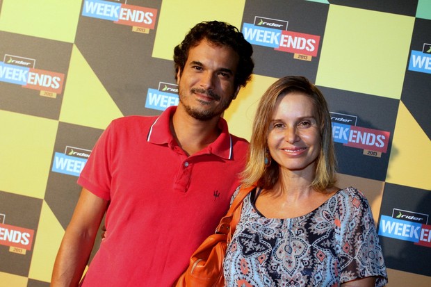 Paula Burlamaqui e o namorado em show no Rio (Foto: Marcello Sá Barreto/ Ag. News)