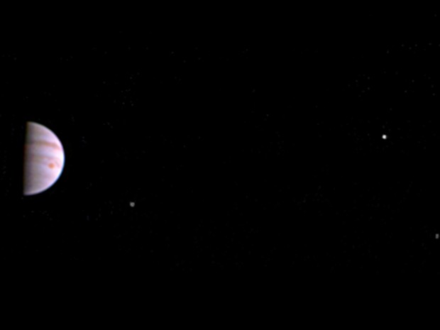 Imagem feita pela JunoCam mostra Júpiter e três das quatro luas do planeta  (Foto: NASA/JPL-Caltech/SwRI/MSSS)