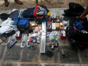 Jovem e dois adolescentes foram levados à delegacia suspeitos de furtar R$ 4 mil em bens de loja  (Foto: Divulgação/Polícia Militar)