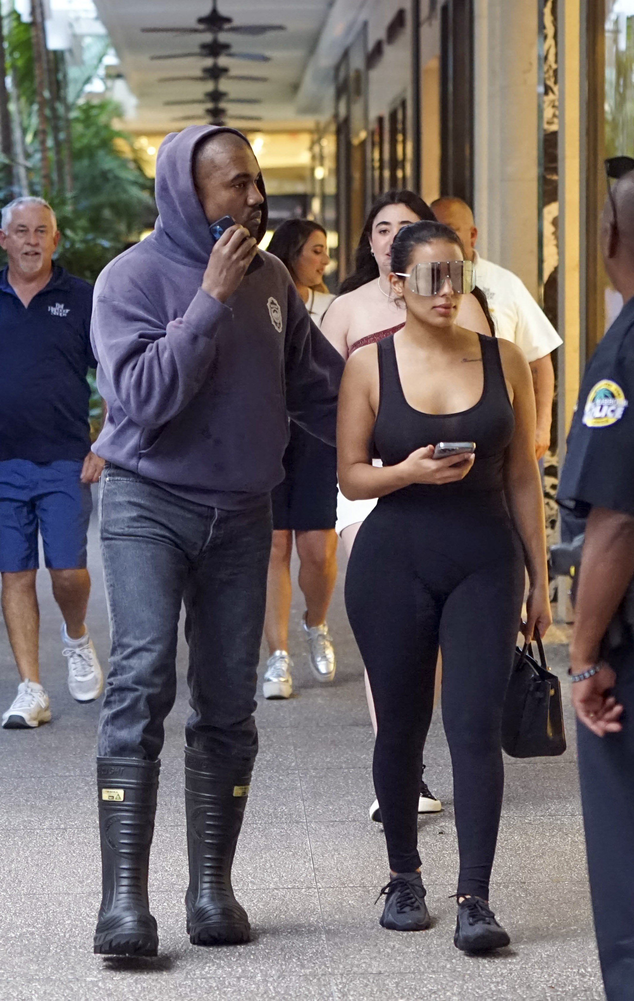 Photo © 2022 Luis Fernandez/The Grosby GroupEXCLUSIVE Miami, February 24, 2022Kanye West is treating his new girlfriend Chaney Jones to some food and shopping at Miami's Bal Harbour. We caught Kanye taking a phone call while walking alongside his new b (Foto: Luis Fernandez/The Grosby Group)