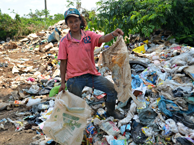 Francisca diz que tira R$ 400 por mês com a venda de material reciclável que retira do lixão (Foto: Iryá Rodrigues/G1)