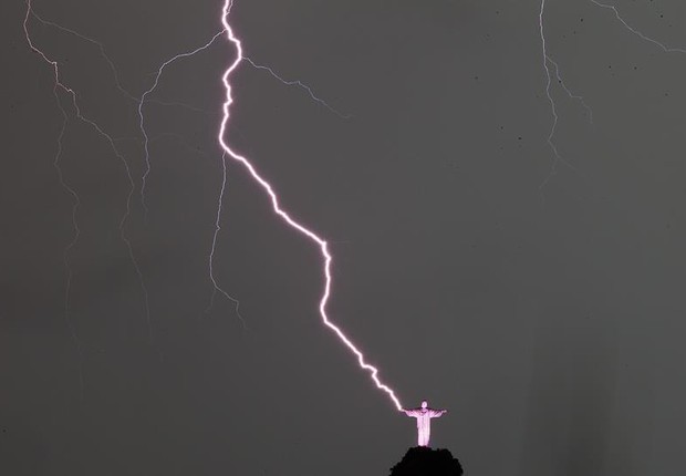 Foto mostra o momento exato em que o Cristo Redentor foi atingido por um raio nesta quinta-feira (Foto: Agência EFE)