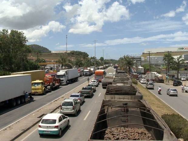 Um longo congestionamento se formou no local, em Viana (Foto: Reprodução/TV Gazeta)