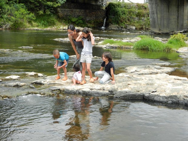 Thais Saito mora na Nova Zelândia com os quatro filhos (Foto: Arquivo pessoal)