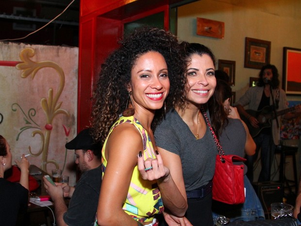 Cinara Leal e Anna Lima em festa na Zona Oeste do Rio (Foto: Anderson Borde/ Ag. News)