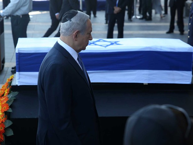 Primeiro-ministro de Israel, Benjamin Netanyahu, passa pelo caixão do ex-presidente israelense Shimon Peres, no Parlamento, em Jerusalém (Foto: Menahem Kahana / AFP)