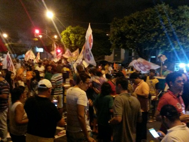 ARACAJU (SE): Comemoração da vitória de Edvaldo Nogueira (PCdoB) acontece na Avenida Barão de Maruim no Centro da capital (Foto: Anderson Barbosa/G1)