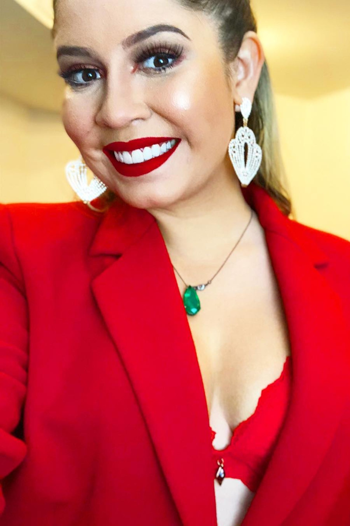 Marília Mendonça usa truque da lingerie à mostra e exibe sutiã vermelho