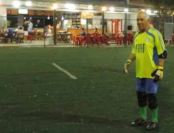 Goleiro de 75 anos Francisco de Assis Silva (Foto: Thiago Fadini/ GloboEsporte.com)