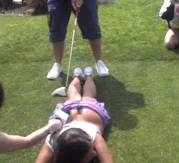 DJ Kevin Klein teria atingido Elizabeth Dickson ao tentar lançar bola de golfe em suas nádegas (Foto: Reprodução/YouTube/TMZ)