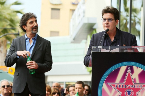 Chuck Lorre x Charlie Sheen (Foto: Getty Images)