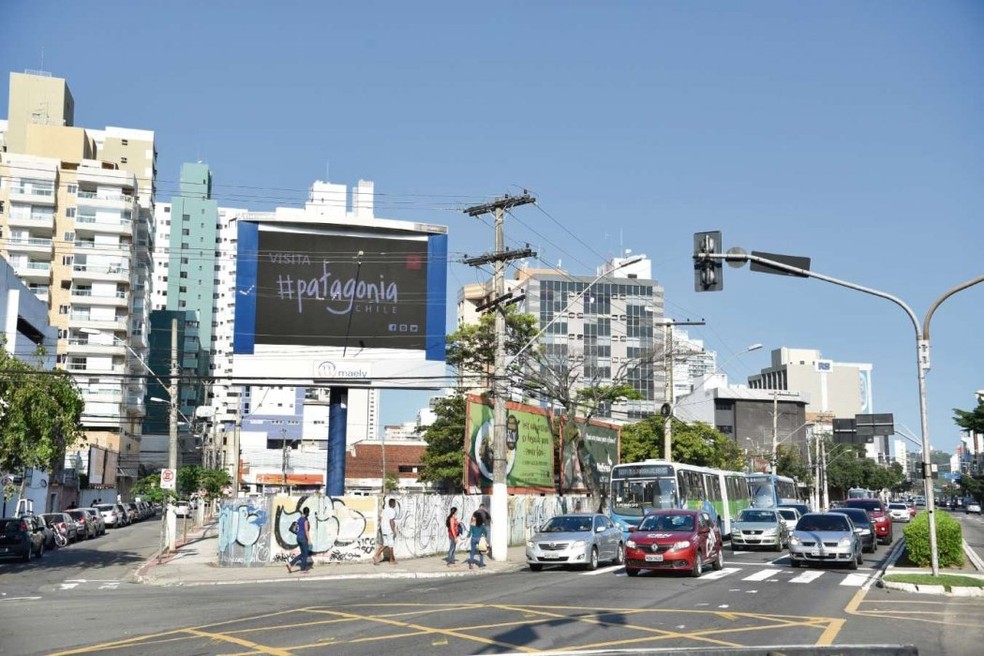 Terreno desocupado da Reta da Penha onde deverá ser construída área de recuo para implantação do BRT (Foto: Fernando Madeira/A Gazeta)