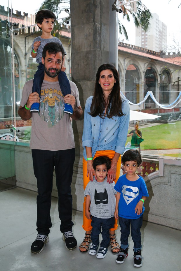 Isabella Fiorentino com o marido e os filhos (Foto: Manuela Scarpa / Foto Rio News)