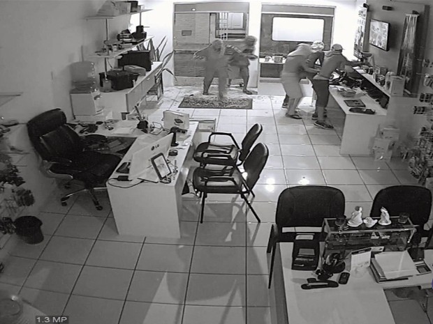Furto à loja de eletrônicos em Poços de Caldas (Foto: Reprodução EPTV)