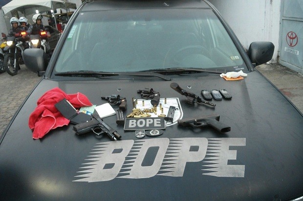 Armas e munição apreendidas durante a ação da polícia (Foto: Lucas Leite/G1)