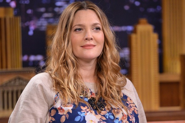 Drew Barrymore é famosa desde os 7 anos, quando estrelou 'E.T. - o Extraterrestre'. Mas, aos 16, se tornou viciada em álcool e quase viu sua carreira desmoronar. Hoje, aproveita a fama e se tornou uma atriz aclamada. (Foto: Getty Images)