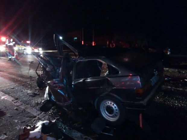 Cinco pessoas estavam no veículo, entre elas o casal de irmãos que morreu no local (Foto: PRF/ Digulgação)