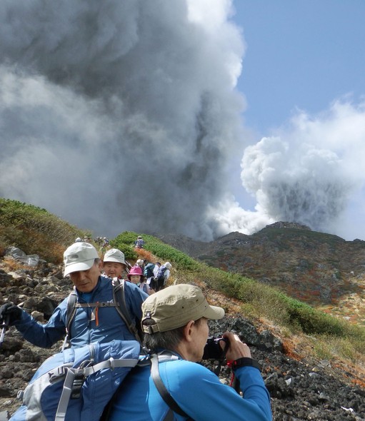 A erupção do vulcão Monte Ontake, a 3.067 metros entre as cidades de Nagano e Gifu, começou às 11h53 locais (23h53 de sexta-feira em Brasília). A Agência Meteorológica Japonesa (JMA) aconselha as pessoas a não se aproximarem do vulcão