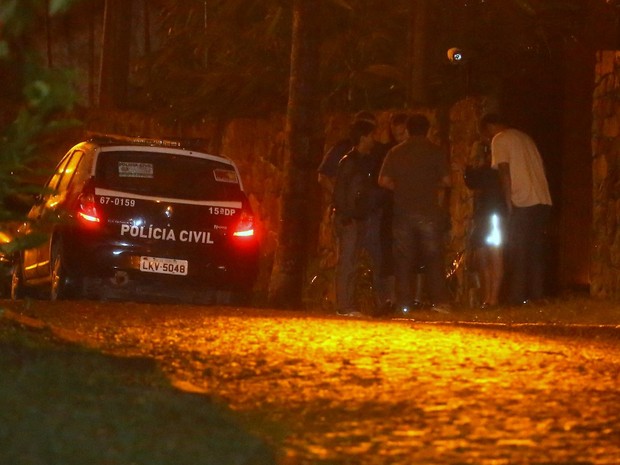 Polícia em frente à mansão alugada por Justin Bieber na Zona Sul do Rio (Foto: Marcello Sá Barretto e Dilson Silva/ Ag. News)
