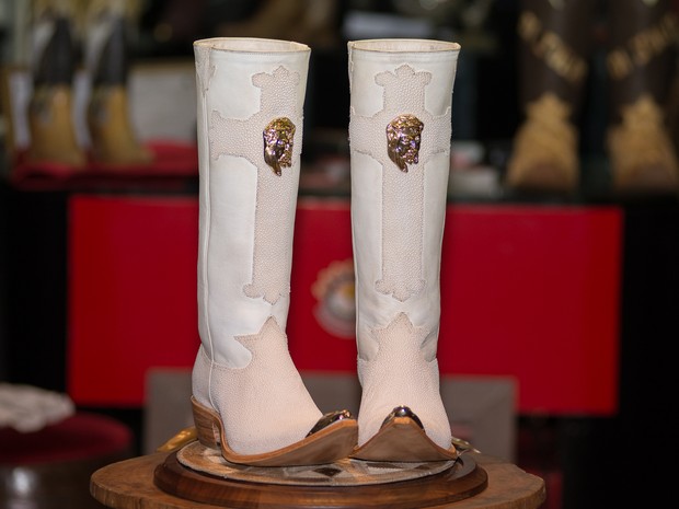Par de botas masculino leva joia em ouro com o rosto de Jesus Cristo (Foto: Érico Andrade/G1) Par de botas masculino leva joia em ouro com o rosto de Jesus Cristo (Foto: Érico Andrade/G1)
