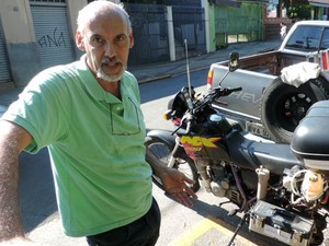 Funcionário público de Itu adapta moto para funcionar com água (Foto: Jomar Bellini / G1)