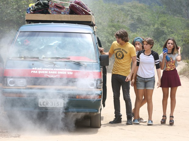 Será que o pessoal vai conseguir consertar a van e seguir viagem? (Foto: Pedro Curi/Gshow) Será que o pessoal vai conseguir consertar a van e seguir viagem? (Foto: Pedro Curi/Gshow)