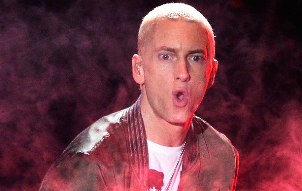 Eminem não se dá nada bem com a mãe, Debbie Mathers. Em 1999, ela moveu um processo de 10 milhões de dólares contra o filho porque, de acordo com ela, o rapper teria a retratado como uma viciada em drogas em seu primeiro álbum e em entrevistas. O caso foi arquivado — assim como a relação de Eminem e Debbie. (Foto: Getty Images)