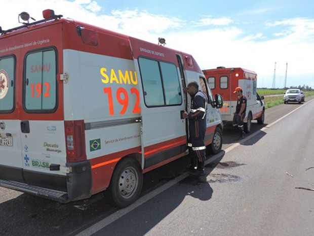 Vítimas foram resgatadas por ambulâncias do Samu (Foto: Edivaldo Braga/BlogBraga)