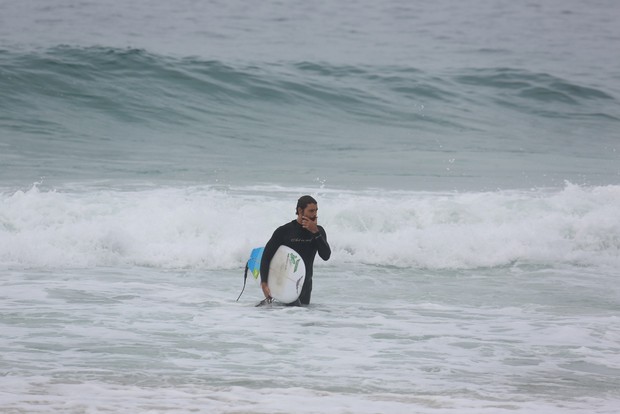 Cauã Reymond surfando na praia (Foto: AgNews/DilsonSilva)