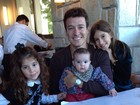 Rodrigo Faro almoça acompanhado de sua família: ' Minhas 4 mulheres'