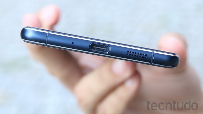 Zenfone 3 tem entrasa USB tipo C (Foto: Ana Marques/TechTudo)