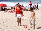 Patrícia Poeta joga bola com o filho na praia do Leblon