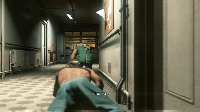 Snake tem que escapar de hospital no começo do game (Foto: Reprodução/Thiago Barros)