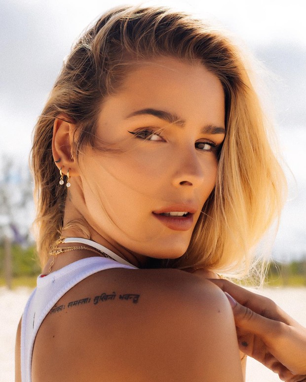 Ego Yasmin Brunet Mostra Corpão Ao Fazer Topless Na Praia Notícias De Biquíni 