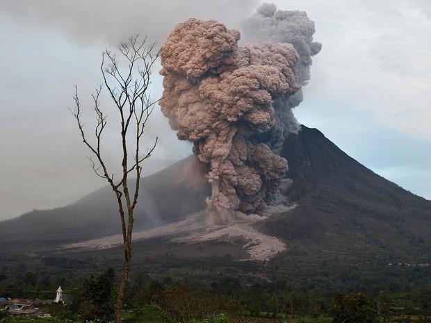 O vulcão Sinabung é visto expelindo uma enorme nuvem de cinzas, em Sumatra do Norte, Indonésia. O monte está em atividade vulcânica desde setembro do ano passado. (Foto: Sutanta Aditya/AFP)