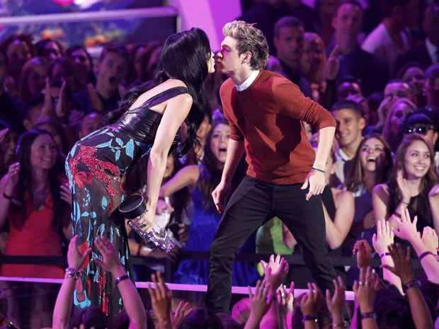 Niall Horan, do One Direction, ganha 'selinho' de Katy Perry no VMA 2012 (Foto: Mario Anzuoni/Reuters)