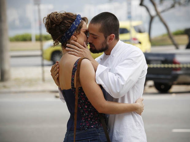  Leandra Leal e Rafael Cardoso gravaram mais uma cena de beijo apaixonado (Foto: Império/Raphael Dias)