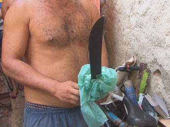 Facão que teria sido usado no assassinato. (Foto: Reprodução/ TV Globo)