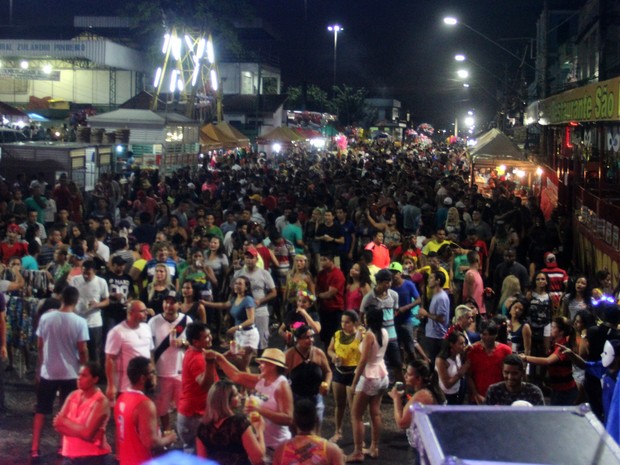 Milhares de pessoas se reuniram na Orla do Amarelinho para curtir o Carnaval do Educandos, em Manaus (Foto: Rickardo Marques/G1 AM)