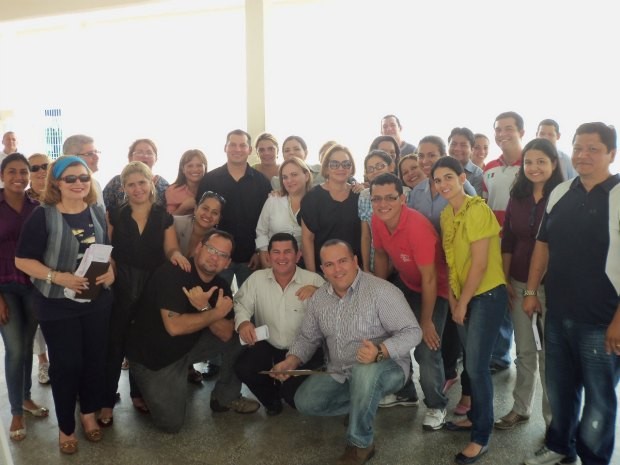 Estudantes que participam do projeto de doação de livros em Manaus (Foto: Divulgação)