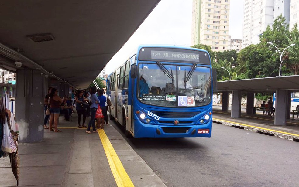 Ônibus circulam na Estação da Lapa (Foto: Juliana Almirante/G1)