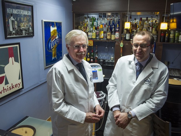  George Koob, diretor do Instituto Nacional de Abuso de lcool e Alcolismo (esq.) e Lorenzo Leggio posam para foto em bar-laboratrio (Foto: AP Photo/Cliff Owen)