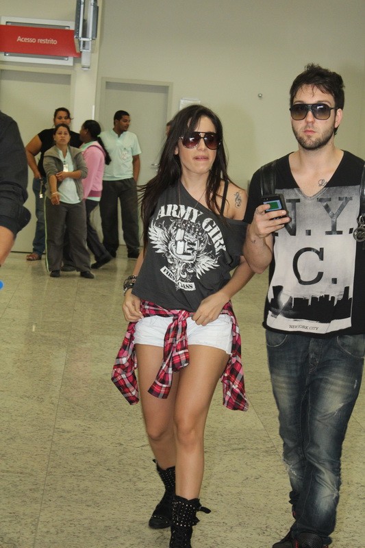 Anitta em aeroporto de Vitória (Foto: Amandio Santos / Foto Rio News)