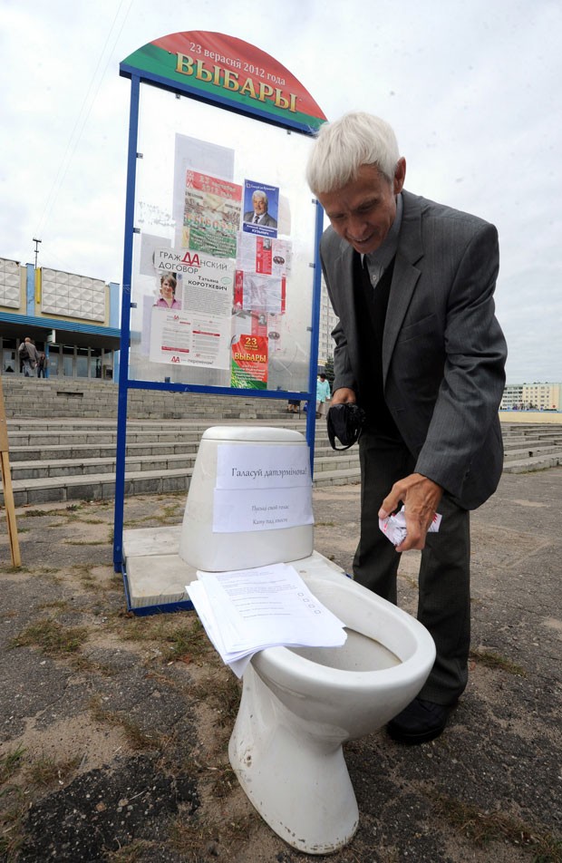 Privadas foram colocadas perto de cartazes eleitorais em Minsk. (Foto: Viktor Drachev/AFP)