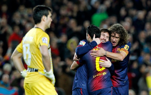 Messi e Xavi gol Barcelona (Foto: Reuters)