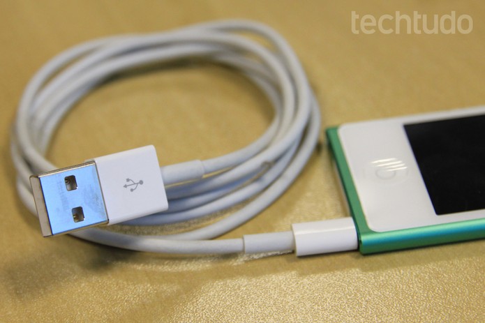Cabo USB e iPod (Foto: Isadora Díaz/TechTudo) Cabo USB e iPod (Foto: Isadora Díaz/TechTudo)