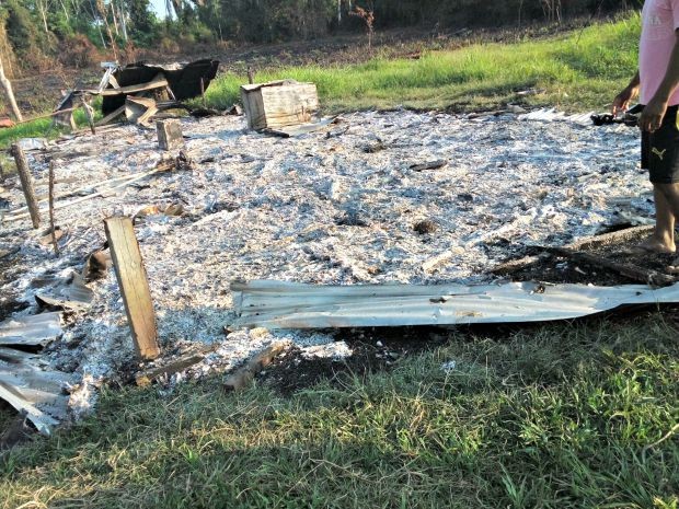 Aposentada perdeu tudo após incêndio na sua casa  (Foto: Adelcimar Carvalho/G1)