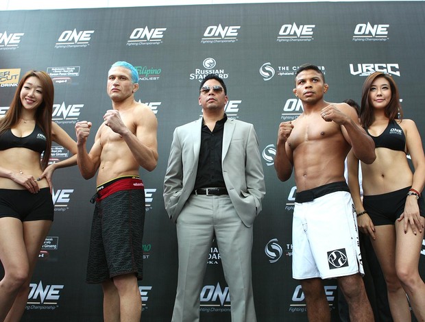 Gustavo Falciroli x Bibiano Fernandes, pesagem do ONE FC (Foto: Divulgação / ONE FC) Gustavo Falciroli x Bibiano Fernandes, pesagem do ONE FC (Foto: Divulgação / ONE FC)